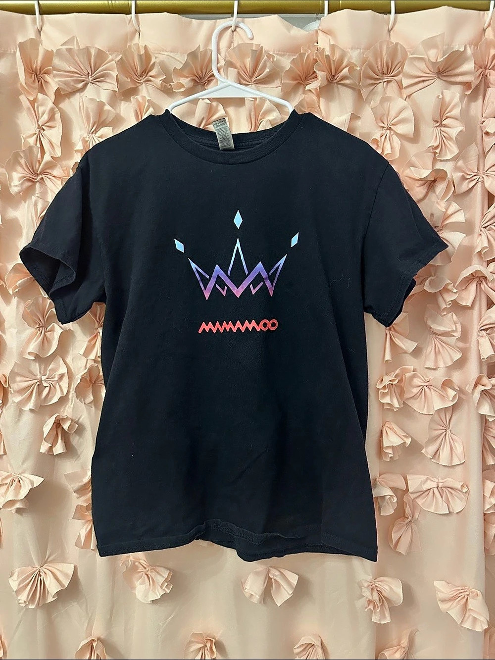 Graphic Short Sleeve Tee in Black Mamamoo